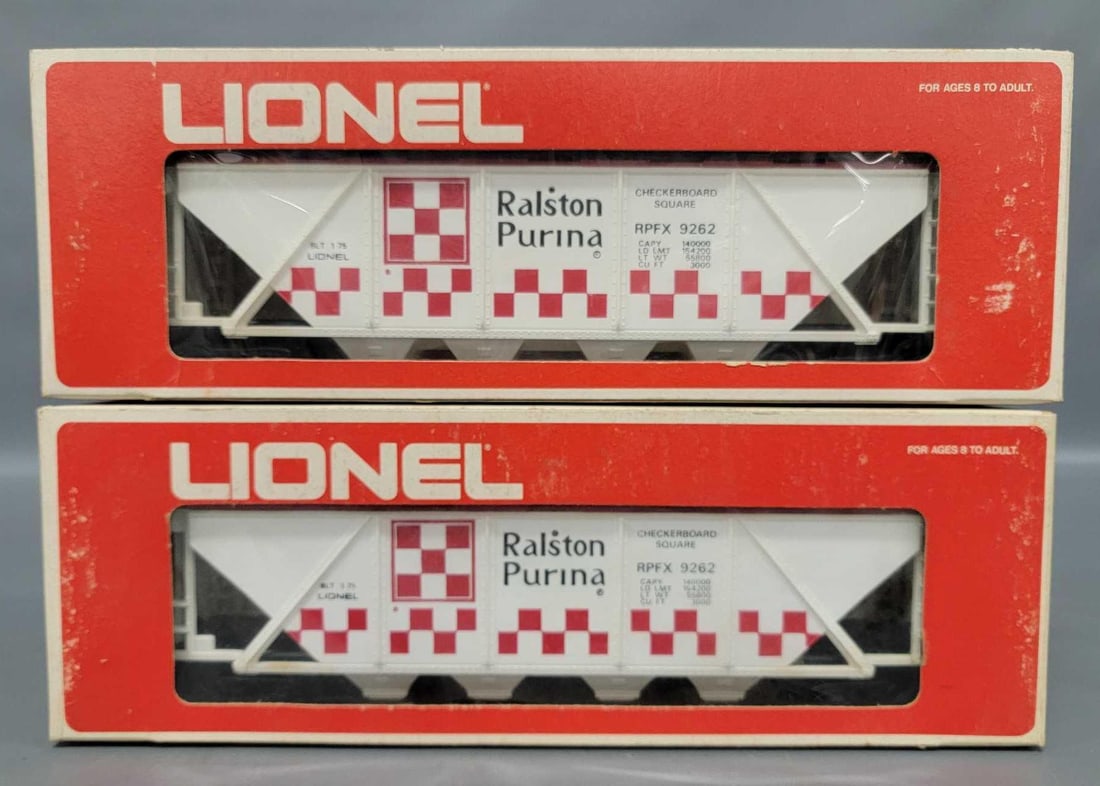 Two Lionel modern O 9262 Ralston Purina hoppers in original boxes: Two Lionel modern O 9262 Ralston Purina hoppers in original boxes, C8-9 in very good original boxes.
