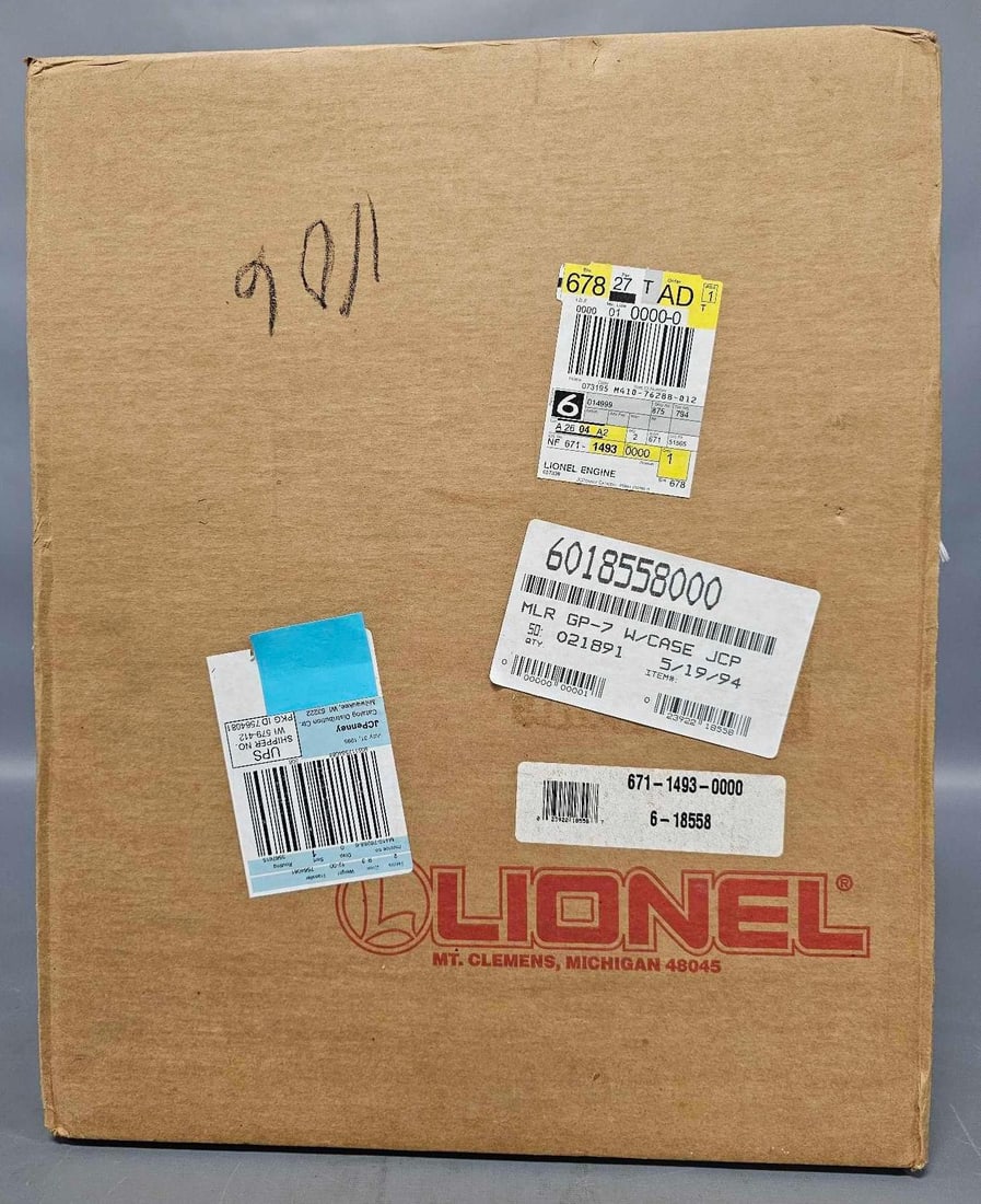 Unopened Lionel modern O 18558 MKT JC Penney exclusive diesel locomotive with display case (1 of 7)