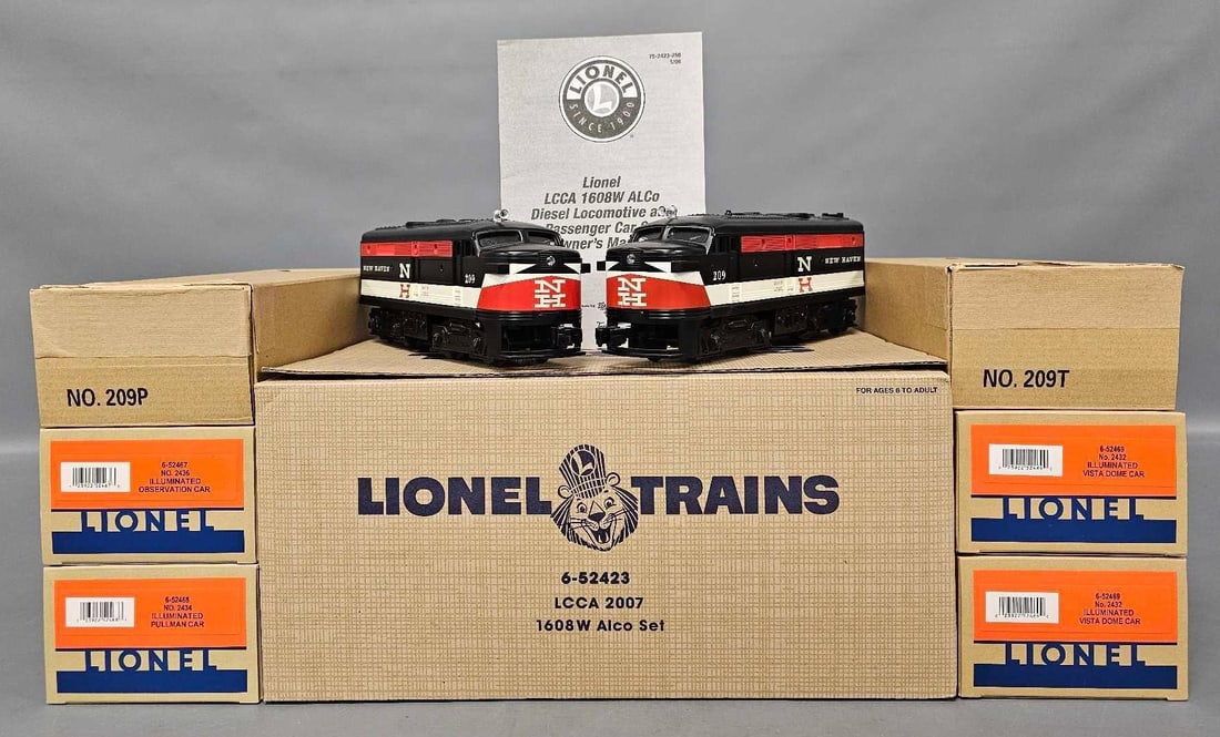 Boxed Lionel modern O LCCA 52423 New Haven diesel passenger set (1 of 8)
