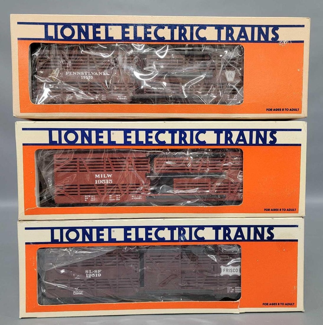 Three Lionel modern O stock cars in original boxes (1 of 4)