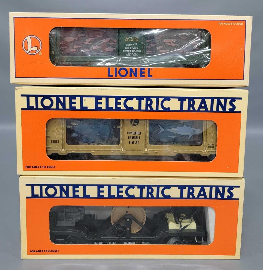 Three Lionel modern O freight cars in original boxes (1 of 2)
