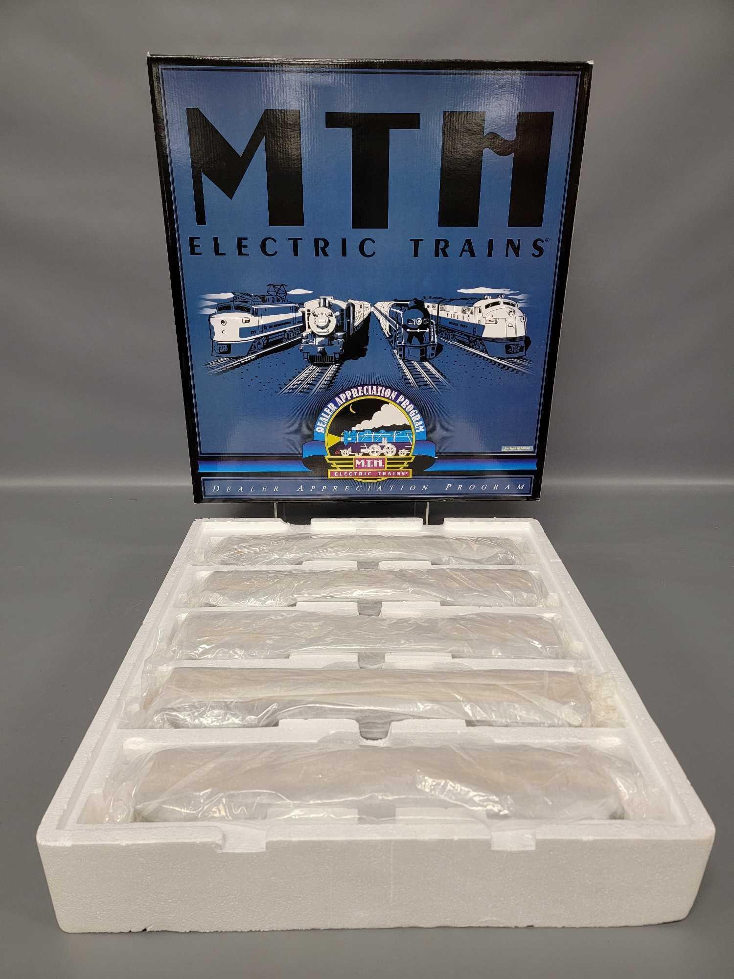 MTH Premier Dealer Appreciation Union Pacific streamlined passenger car set in original box (1 of 11)