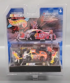 Hot Wheels NASCAR Racing Pit Crew Set #10 Tide