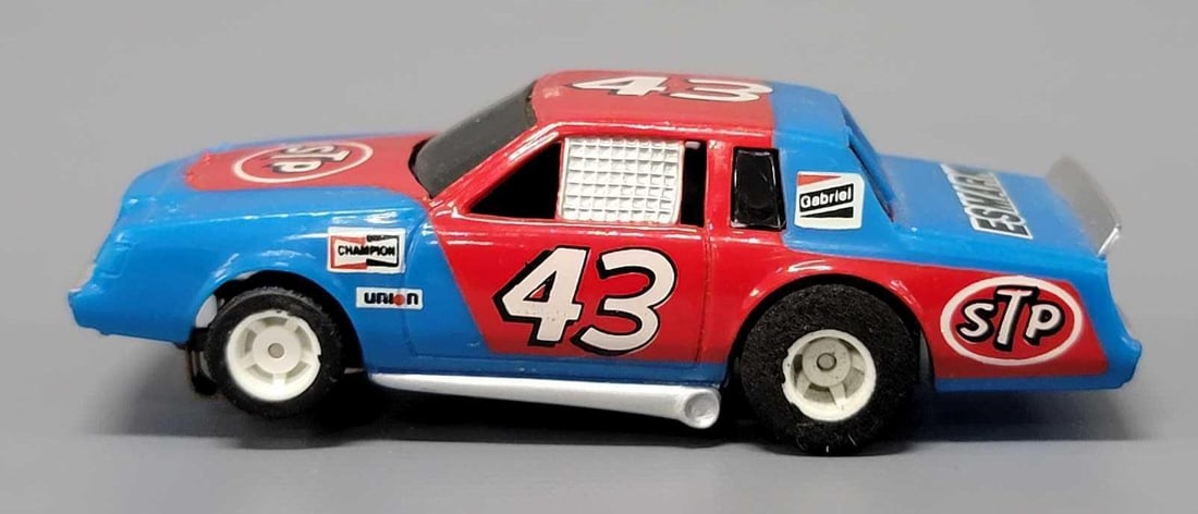Tyco HO STP Esmark Richard Petty #43 Buick Slot Car: Tyco HO STP Esmark Richard Petty #43 Buick Slot Car. The car is in excellent to near mint condition on a slightly run chassis. This has been tested with a 9 volt battery and runs perfectly.
