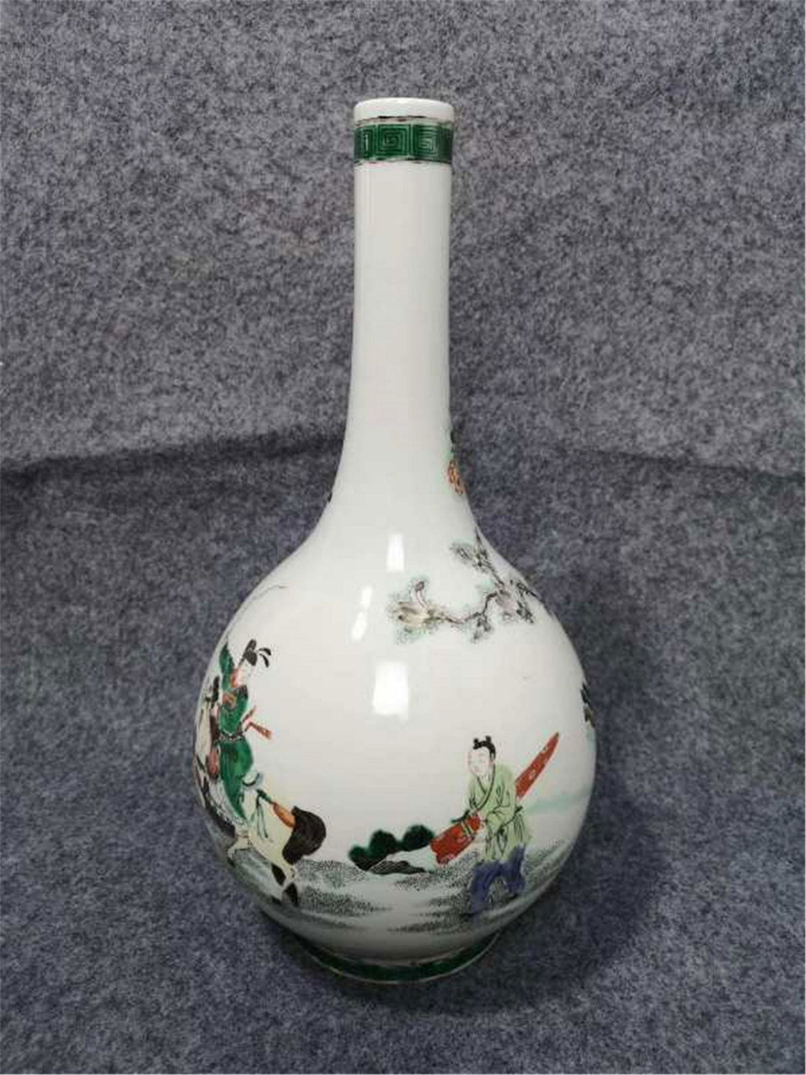 A Famille Verte Bottle Vase of Qing Dynasty. (1 of 6)