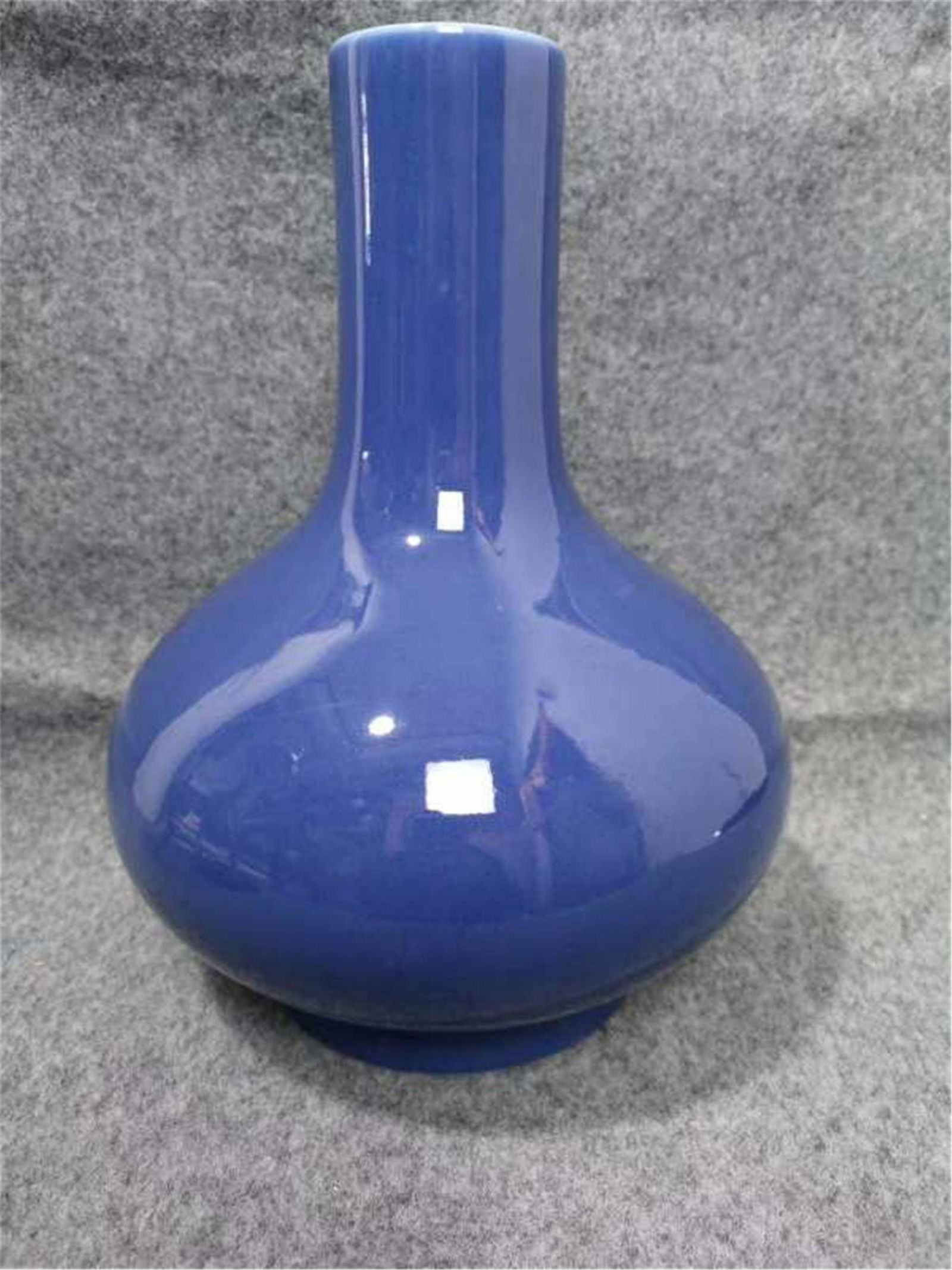 A Blue Glazed Bottle Vase of Qing Dynasty (1 of 8)
