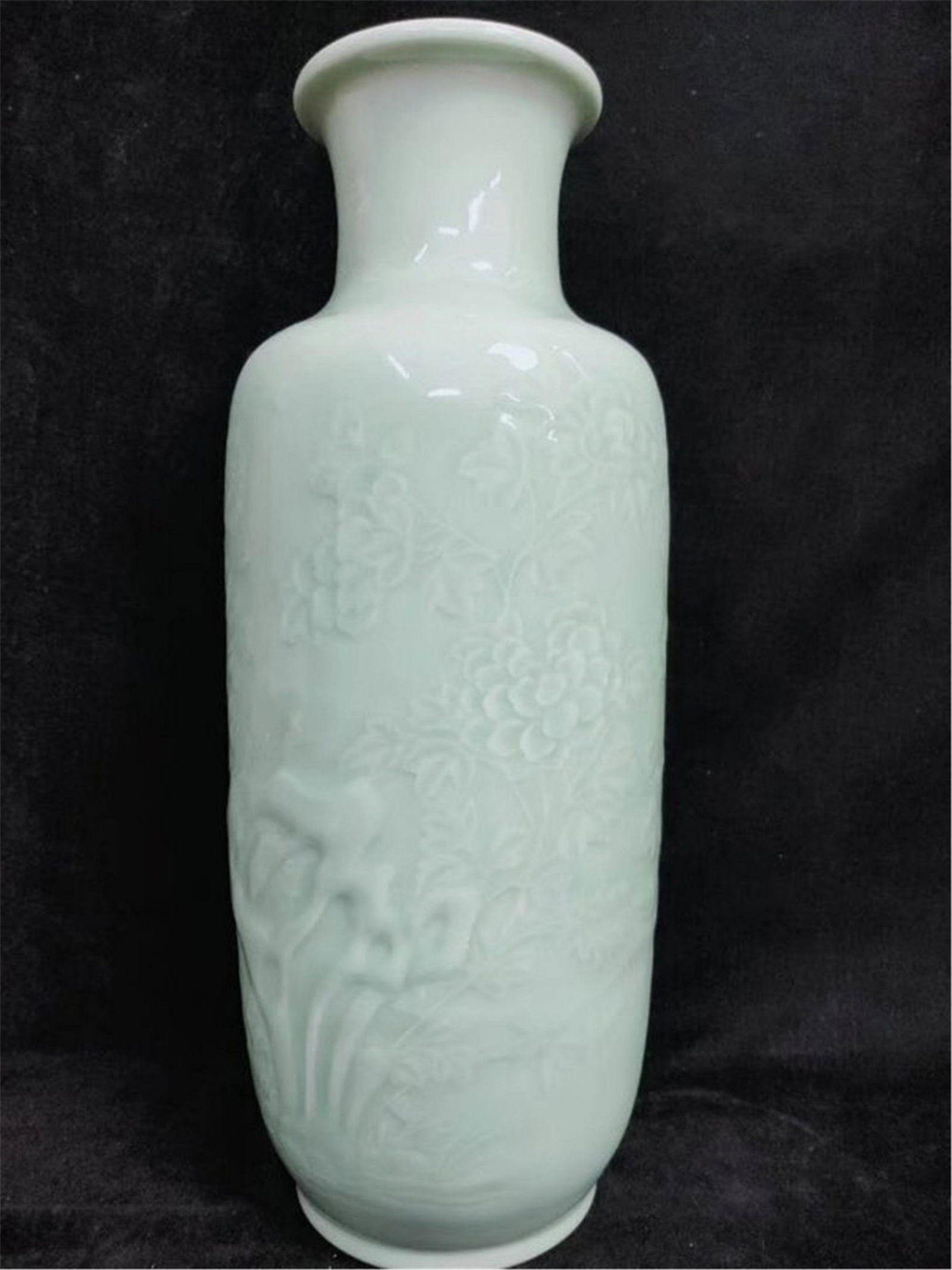 A Celadon Glazed Mallet Vase Qing Dynasty (1 of 6)
