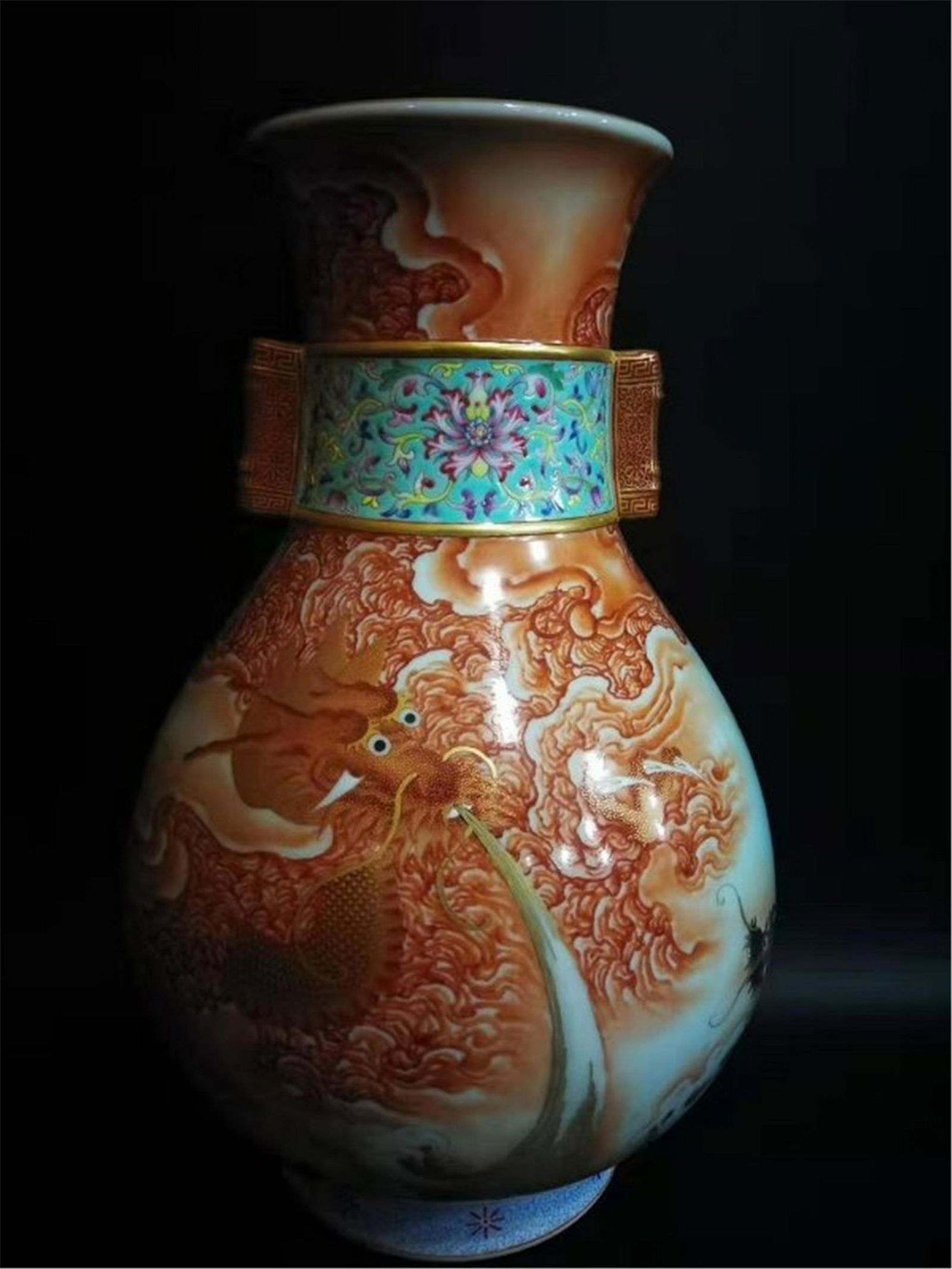 An Iron Red Glazed Vase of Qing Dynasty (1 of 8)