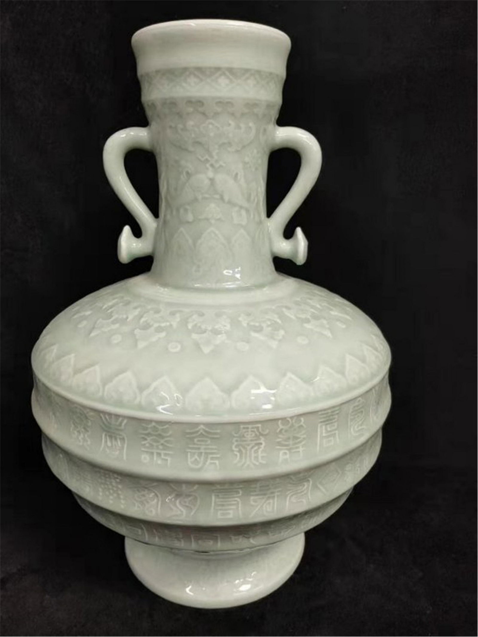 A Ge-type Banded Vase Qing Dynasty (1 of 7)
