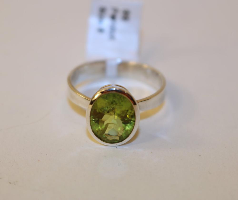 Sterling Silver Oval Peridot Ring Size 8 (1 of 3)