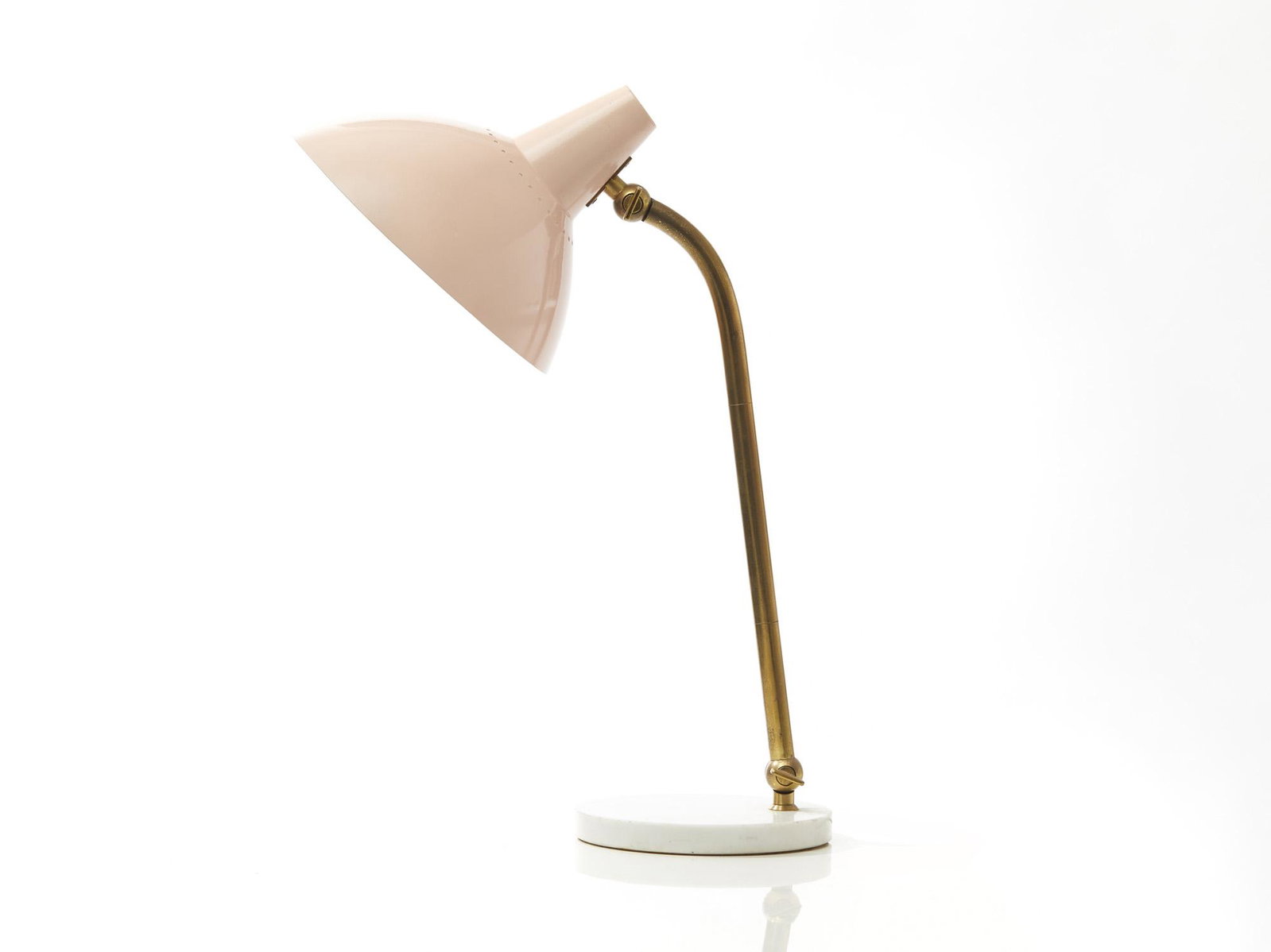 Table lamp: Table lamp, 1960 ca.H47 cm (H18.50 in )Table lamp with brass arm and lacquered soft pink diffuser. White resin base.