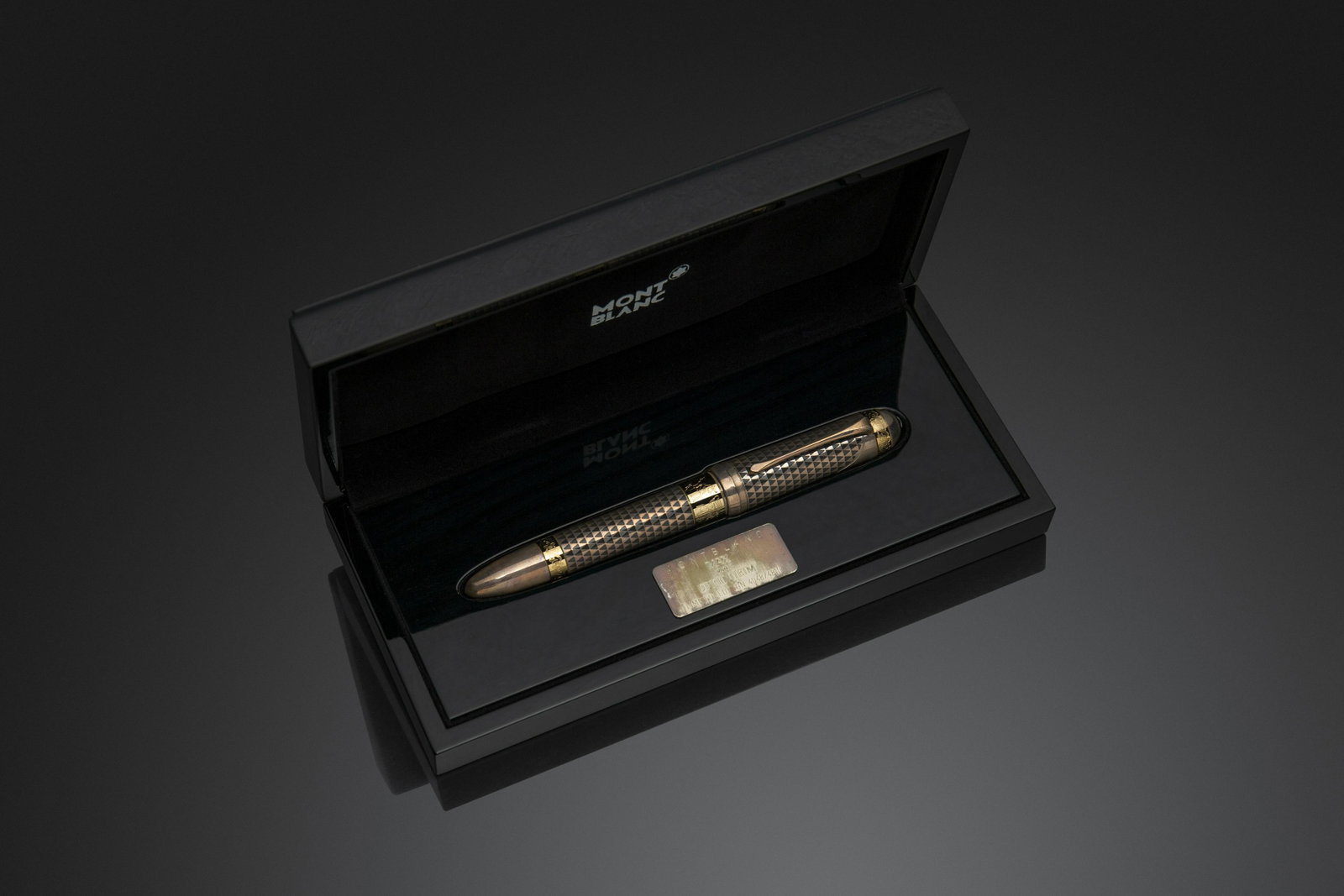 Montblanc Max von Oppenheim fountain pen: Montblanc "Max von Oppenheim" Limited Edition fountain pen. N. 4048/4810 Barrel and cap are made of 925-silver and feature geometric inlays in light grey lacquer. Rings have finely engraved gold-plate
