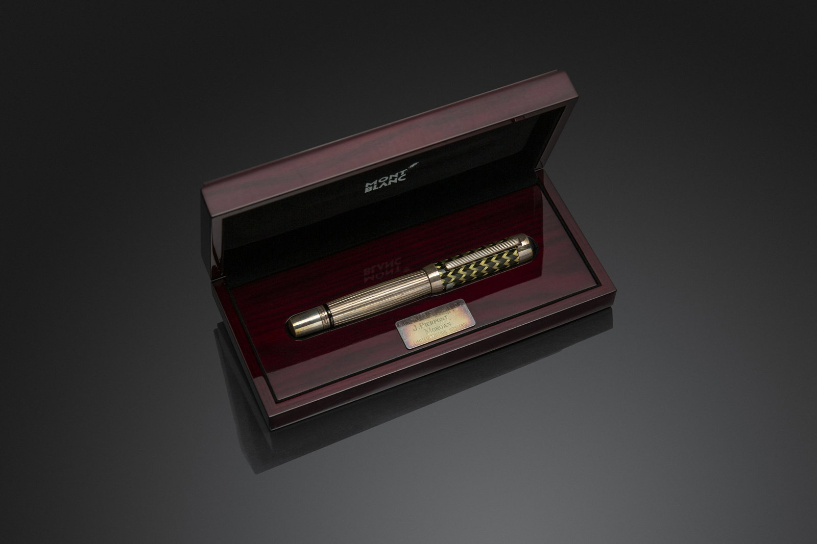 Montblanc J.P.Morgan fountain pen: Montblanc "J.P Morgan" Limited Edition fountain pen. N. 1075/4810 Barrel is made of 925-silver with cap made of carbon and 925-silver. 18K gold nib. The pen is new, it has never been used nor inked an