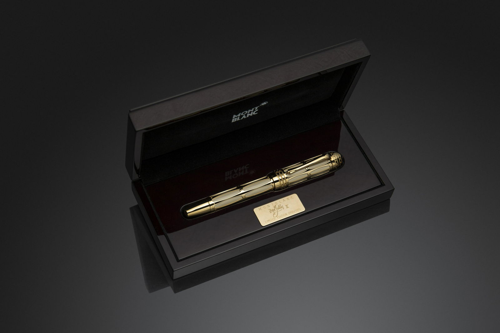 Montblanc Pope Julius II fountain pen: Montblanc "Pope Julius II" Limited Edition. N. 2408/4810 fountain pen. Barrel and cap are in cream coloured lacquer and they feature laticework and gilded 925-silver details. 18K gold nib. The pen is