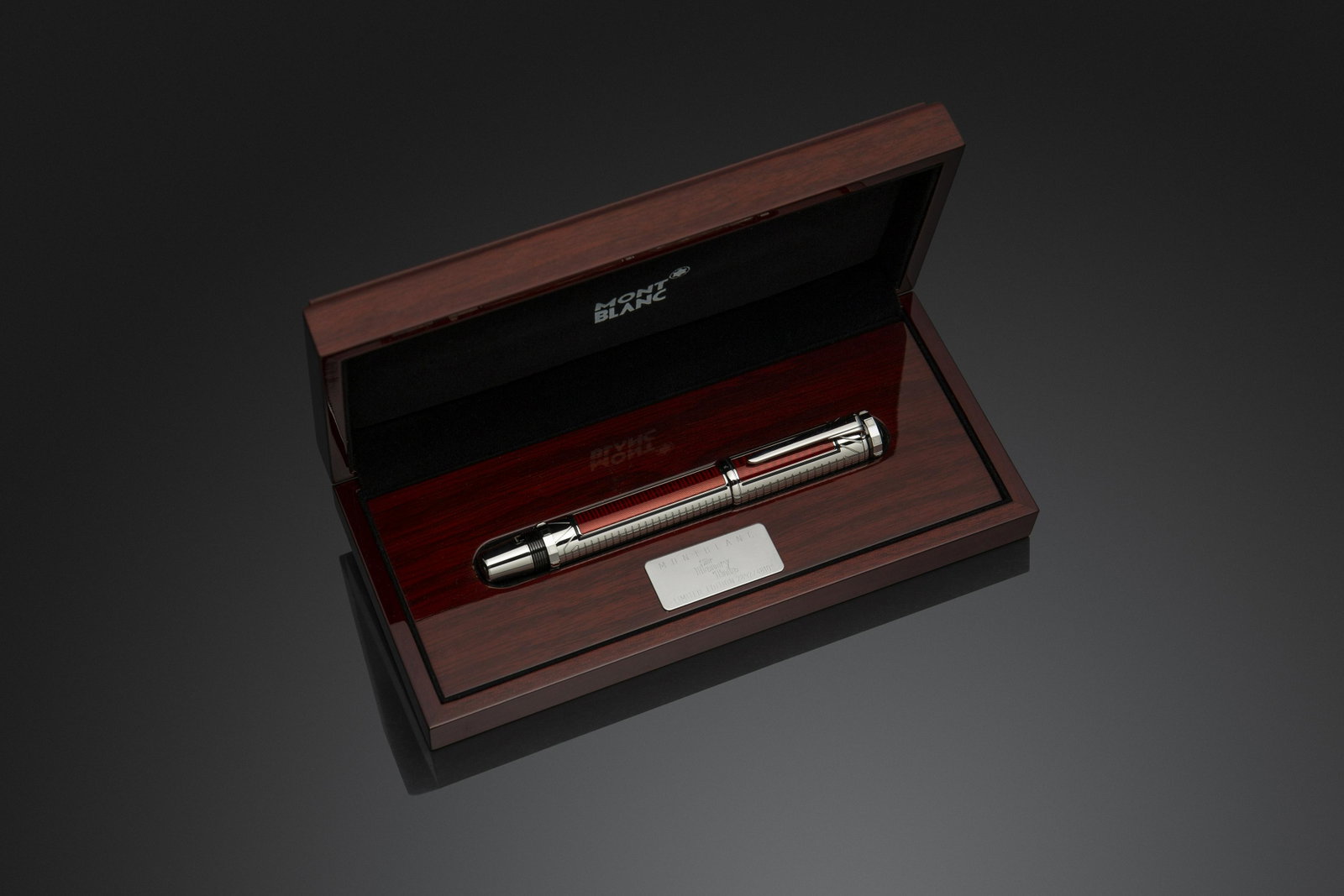 Montblanc Sir Henry Tate fountain pen: Montblanc "Sir Henry Tate" Limited Edition fountain pen. N. 2892/4810. The platinum barrel and cap are decorated with geometric lines in red lacquer guilloche. 18K gold nib. The pen is new, it has nev
