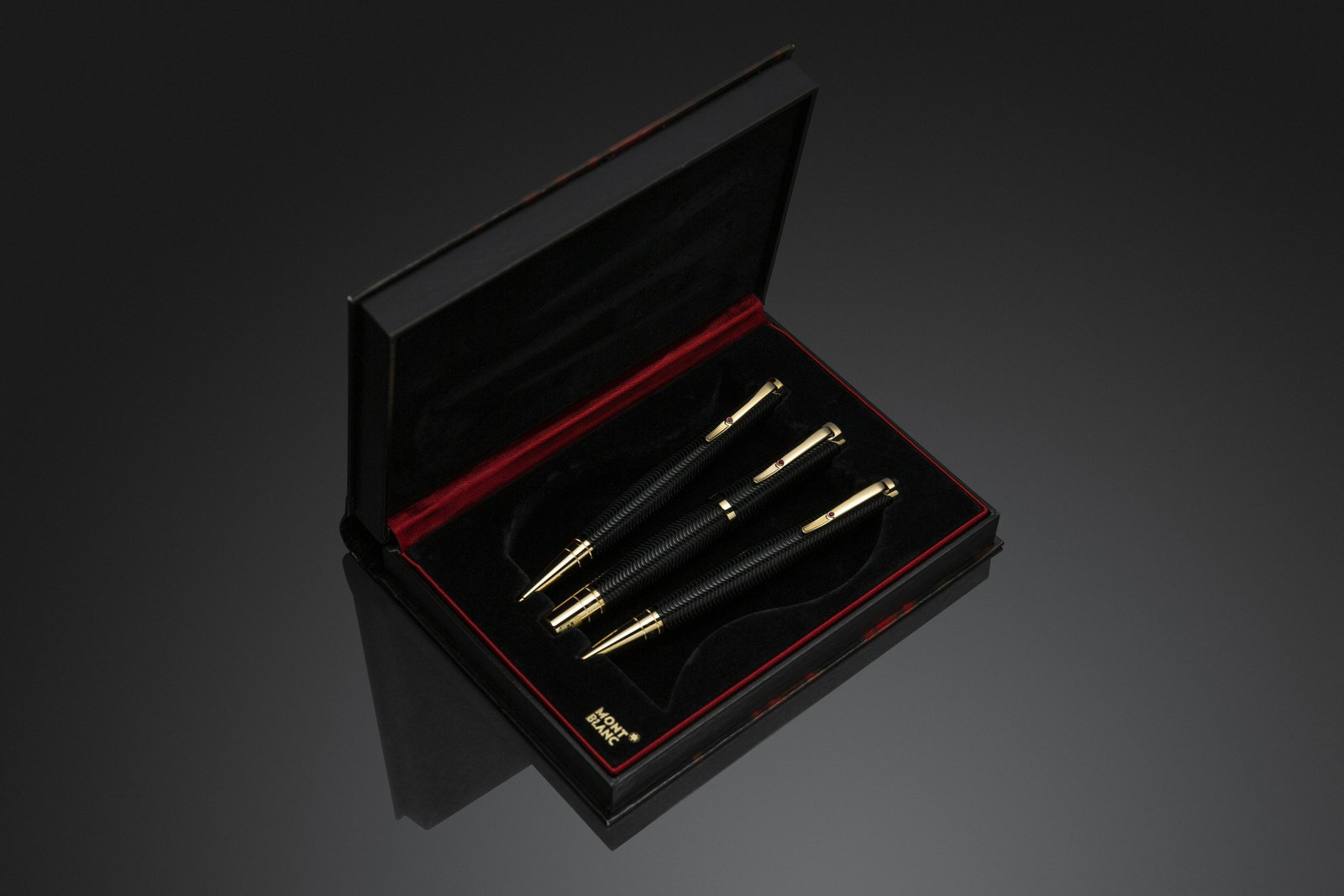 Montblanc Virginia Woolf fountain pen: Montblanc "Virginia Woolf" Limited Edition complete set, comprising fountain pen, mechanical pencil, and ballpoint pen. Fountain pen n. 02319/16000 Mechanical pencil n. 2319/4000 Ballpoint pen n. 0231