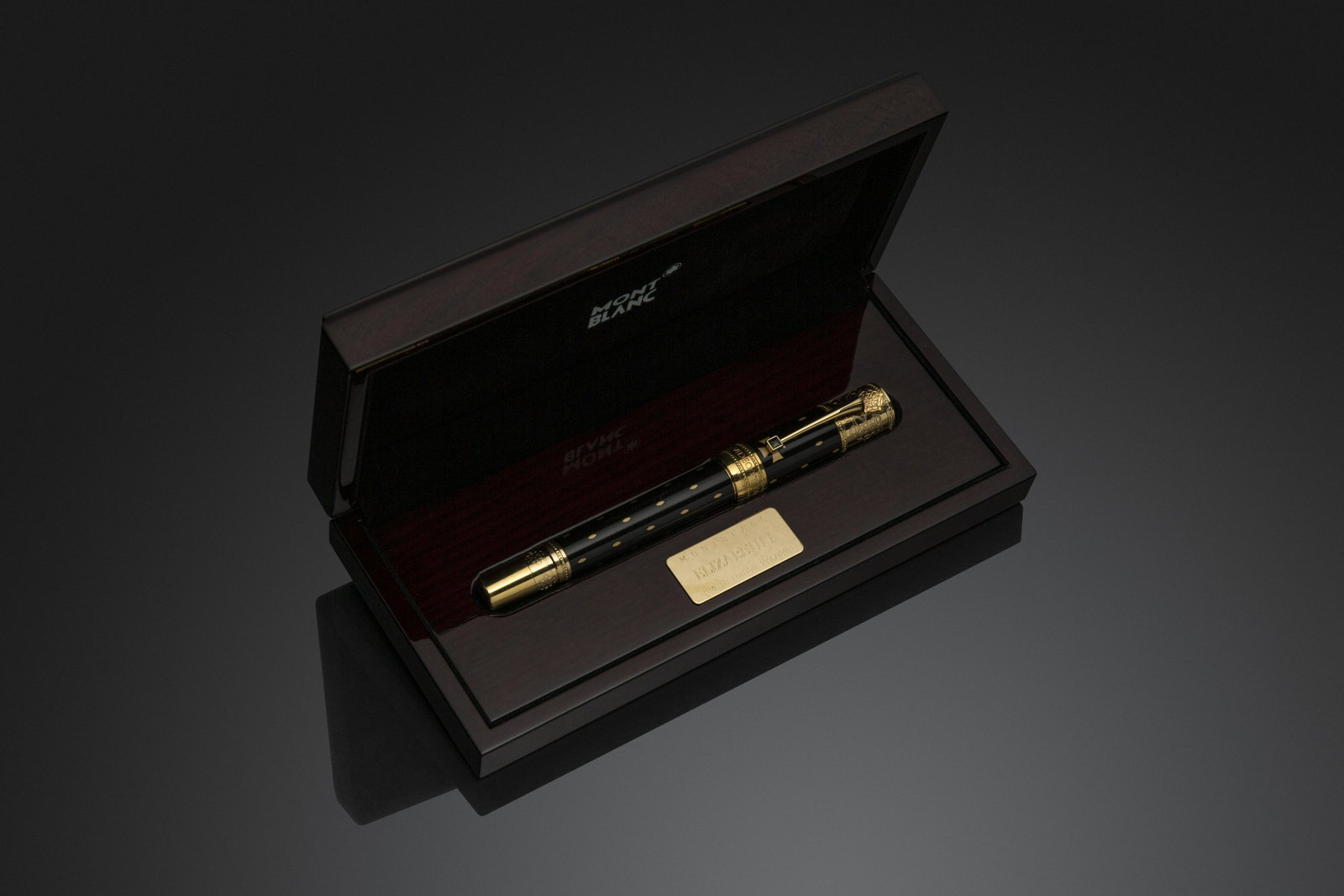 Montblanc Elisabeth I fountain pen: Montblanc "Elisabeth I" Limited Edition fountain pen. N. 2096/4810 The barrel is in black lacquer with gilded silver decorations and the clip is encrusted with a decorative stone. 18K gold nib. The pe
