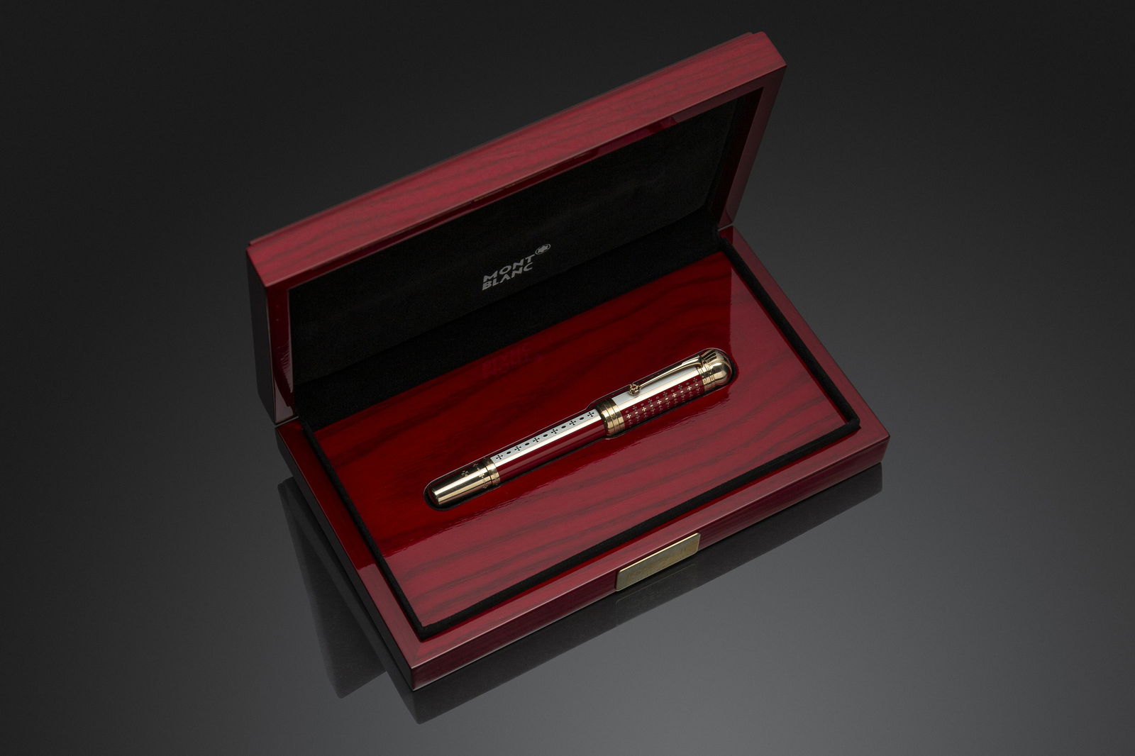 Montblanc Joseph II fountain pen: Montblanc "Joseph II" Limited Edition fountain pen. N. 1493/4810. Barrel and cap in red and white lacquer with champagne-gold details. 18K gold nib. The pen is new, it has never been used nor inked an