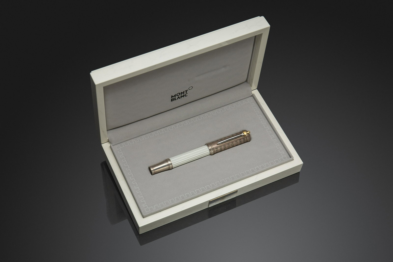 Montblanc Gaius Maecenas fountain pen: Montblanc "Gaius Maecenas" Limited Edition fountain pen. N. 2384/4810. The barrel is made of white marbled lacquer with cap and ring back case in 925-silver. 18K gold nib. The pen is new, it has never