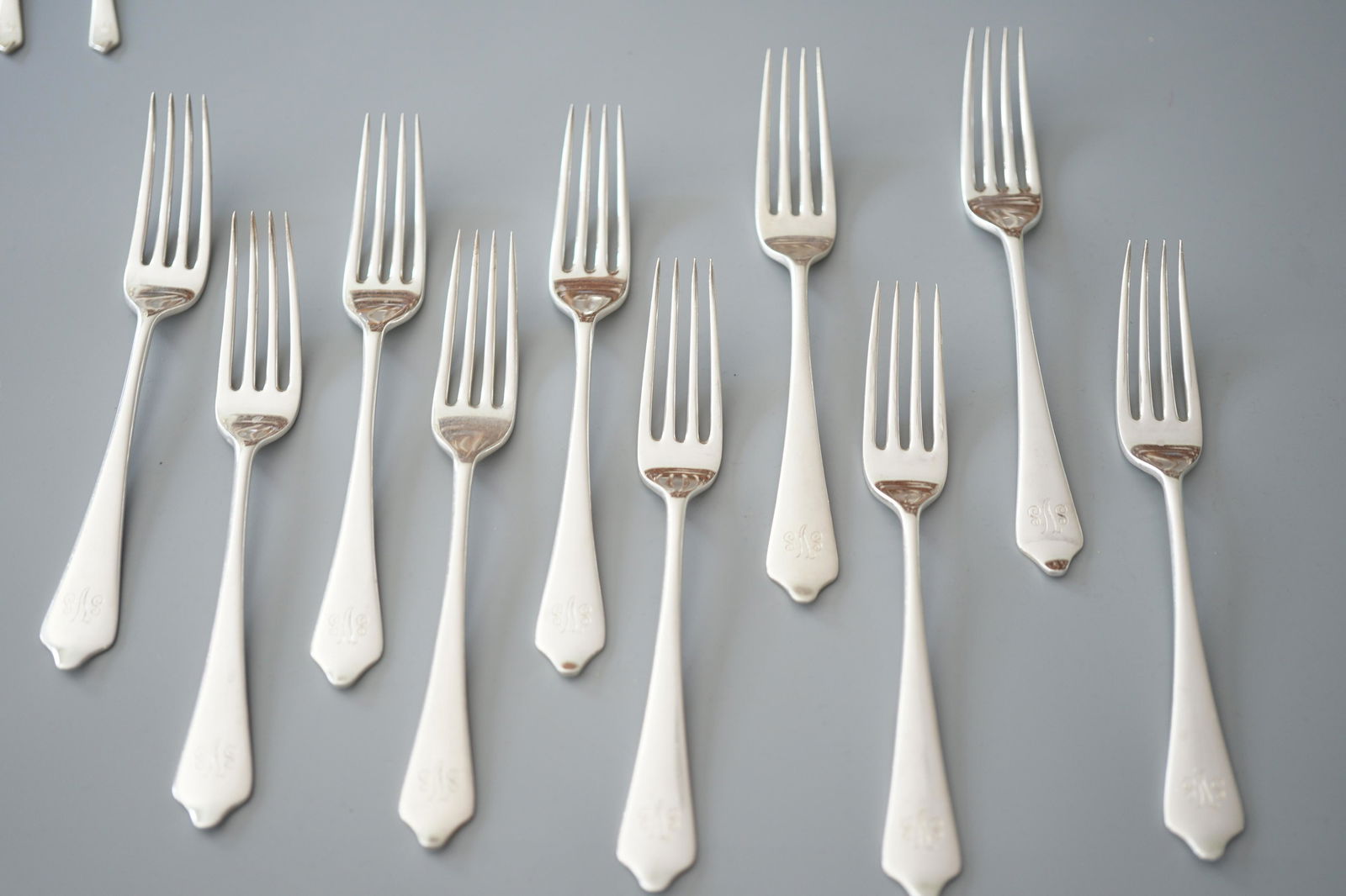 JAMES ROBINSON DINNER FORKS 10 "SHIELD END": James Robinson silver England. Pattern Shield End. Stamped on back of handle. James Robinson letter, leopard, lion facing left. initials CWP or othersTen dinner forks : 7 5/8" monogrammed in scroll SV