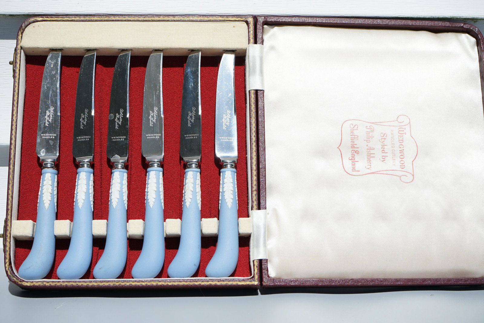 WEDGWOOD HANDLED CUTLERY BLUE JASPERWARE w/ DISPLAY BOX: Set of six Wedgwood knives the handles being of Wedgwood blue jasper ware , blades are engraved Ashberry Sheffield. Set in a presentation box Wedgwood Handled Cutlery Styled by Philip Ashberry Sheffie