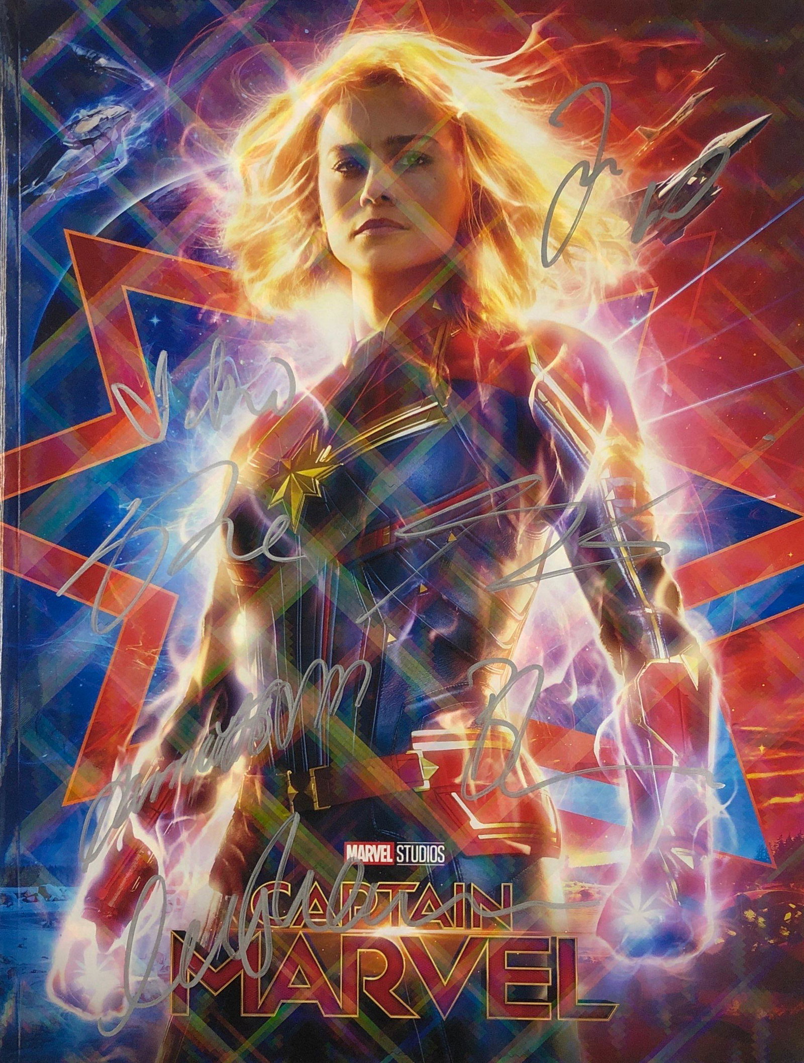 Captain Marvel Movie Picture Book Autograph Signed: Autographed by: Brie Larson, Samuel L. Jackson, Ben Mendelsohn, Gemma Chan, Lee Pace, Lashana Lynch, Jude Law All items come with COA which has professional authentication services by experts. Certifi