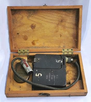 WW2.RAF G.G.S Fighter camera recorder in its issue box (1 of 2)