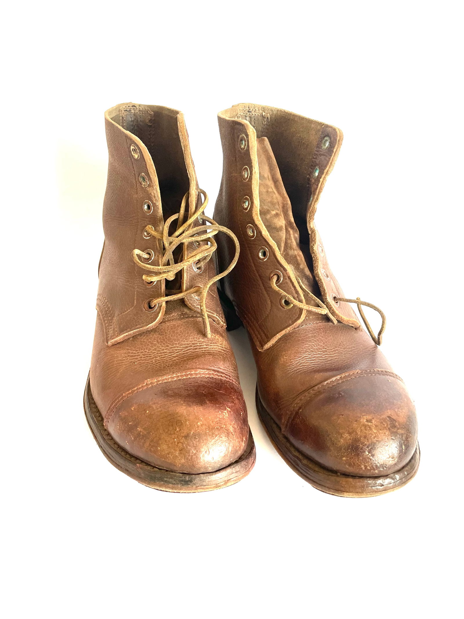 WW2.South African UDF Army Brown Boots: Brown leather boots.Size 7.Cleats on the soles.Laces intact.