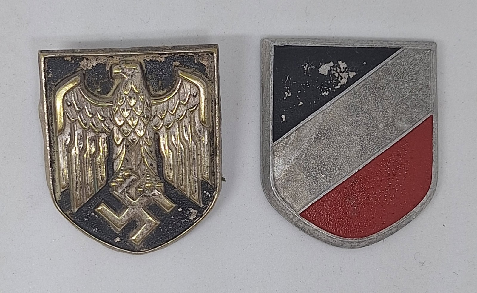 WW2.3rd Reich.Afrika Korps DAK Pith Helmet Flash Set: Army Eagle and Tricolor helmet flashes.Both with prongs attached