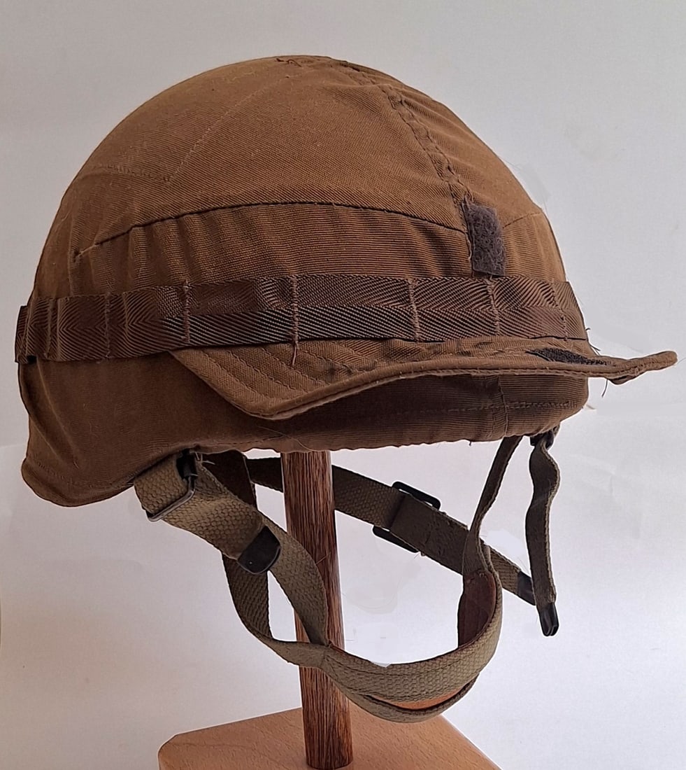 SOUTH AFRICA.SADF Paratrooper Jump Helmet With Cover: Kevlar jump helmet.Complete with chinstrap and helmet cover with sun visor.