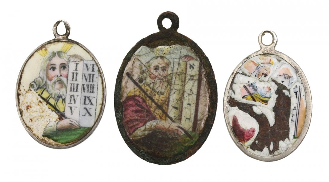 JUDAICA - 3 JEWISH PENDANTS WITH MOSES PAINTED ENAMEL: Beautiful set of 3 different pendants with Jewish motifs: high quality handcrafted miniatures of Moses representation holding the tablets of the Law. The images are painted over enamel or porcelain in