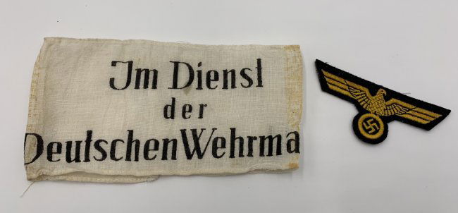 GERMAN WWII ARMBAND AND INSIGNIA (1 of 4)