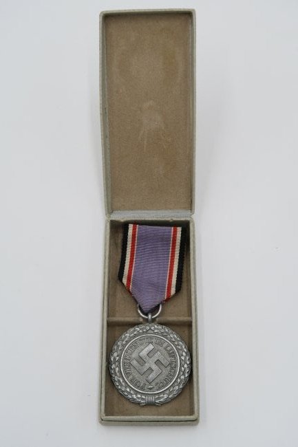 Long Service Luftschutz Medal 2nd Class With Case: Long service Lutfschutz medal 2nd class category with its original cardboard case of issue. It comes with parade mount ribbon with brooch to hang from uniform. All in very good condition.