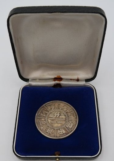 Post-War Silver SS Panzer Div Commemorative Medallion: Very nice and well designed post-war table medal commemorative of all the Waffen SS Panzer divisions that took part in WW2: Frundsberg, Das Reich, Totenkopf, Nordland, Leibstandarte AH, Hitlerjugend, 