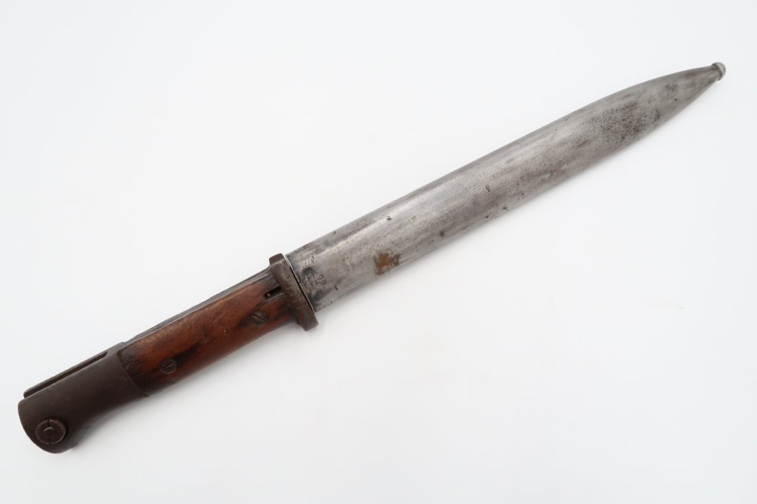 German Mauser M98 Bayonet: German Mauser style M98 bayonet with metal scabbard, total length 40 cm.