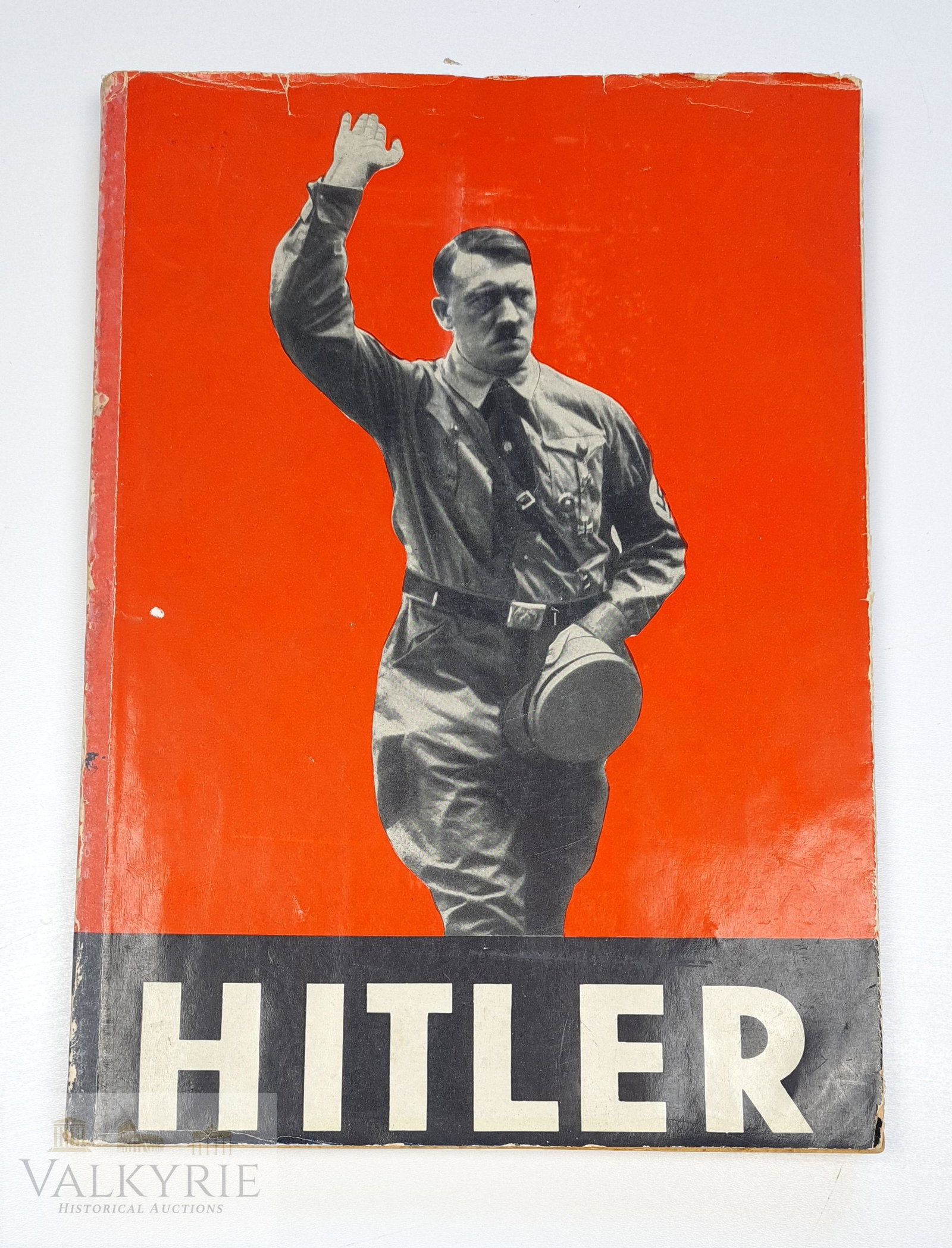 III Reich Photobook "Hitler" 134 photos 1932: III Reich period published book about Adolf Hitler.Photobook - Hitler eine biographie in 134 bildern von Hans Diebow und Kurt Goeltzer 1932.The back is repaired with tape. Soft cover. Very good condit