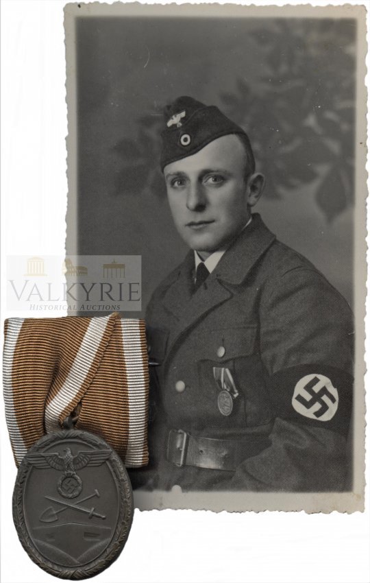 West Wall Medal Parade Mounted + Foto: West Wall Medal (Deutsches Schutzwall-Ehrenzeichen) - Parade mounted. The West Wall Medal was instituted by Adolf Hitler on August 2nd 1939 to recognize military personnel, including civilian employee