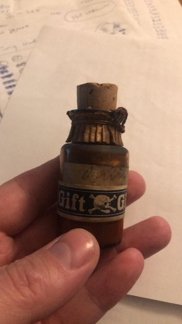 Old German Gift - Poision Bottle Probalby III Reich: Very old crystall bottle with the label "Gift" (Poison) used probably during III Reich for some chemical preparations, such as those used as germicides and fungicides in agriculture. Excellent conditi