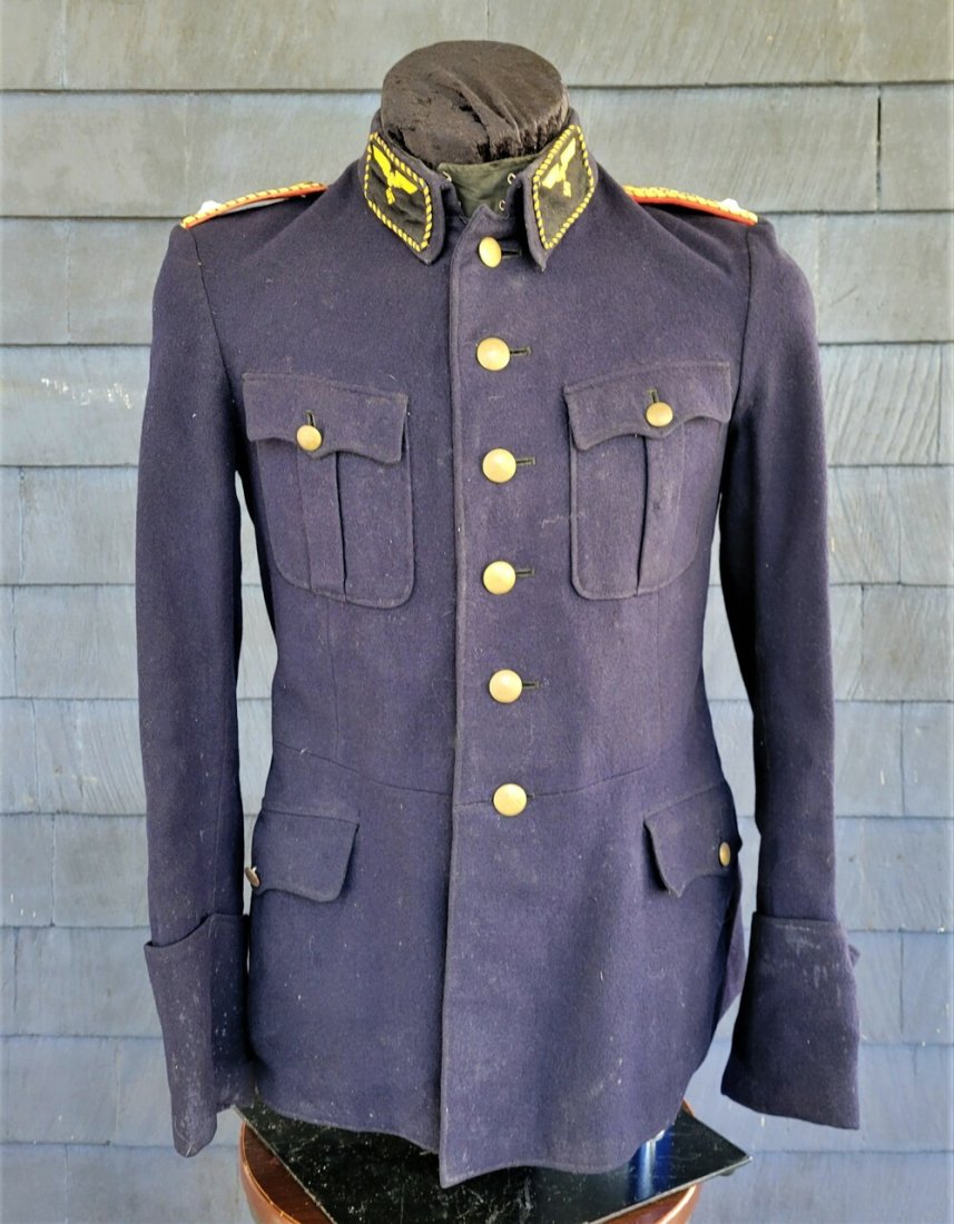 Reichsbahn Service Tunic for an Official (Pay grades 17a to 12): Closed dark blue service tunic, complete with collar tabs and sewn-in shoulder boards to match the grade. Inside black lining. This was definitely issued and worn, good condition.