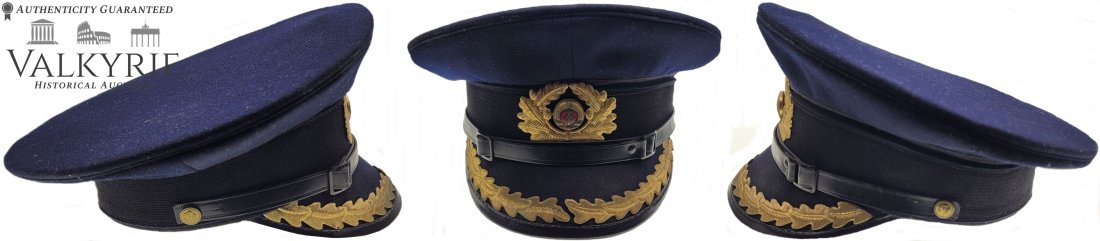 NVA Volksmarine Peaked Cap for Officers: NVA Volksmarine Peaked Cap for Officers Peaked cap, winter cover, for officer ranks from corvette captain up to and including captain at sea, 1967-1990, here the decoration on the peak of the cap is c