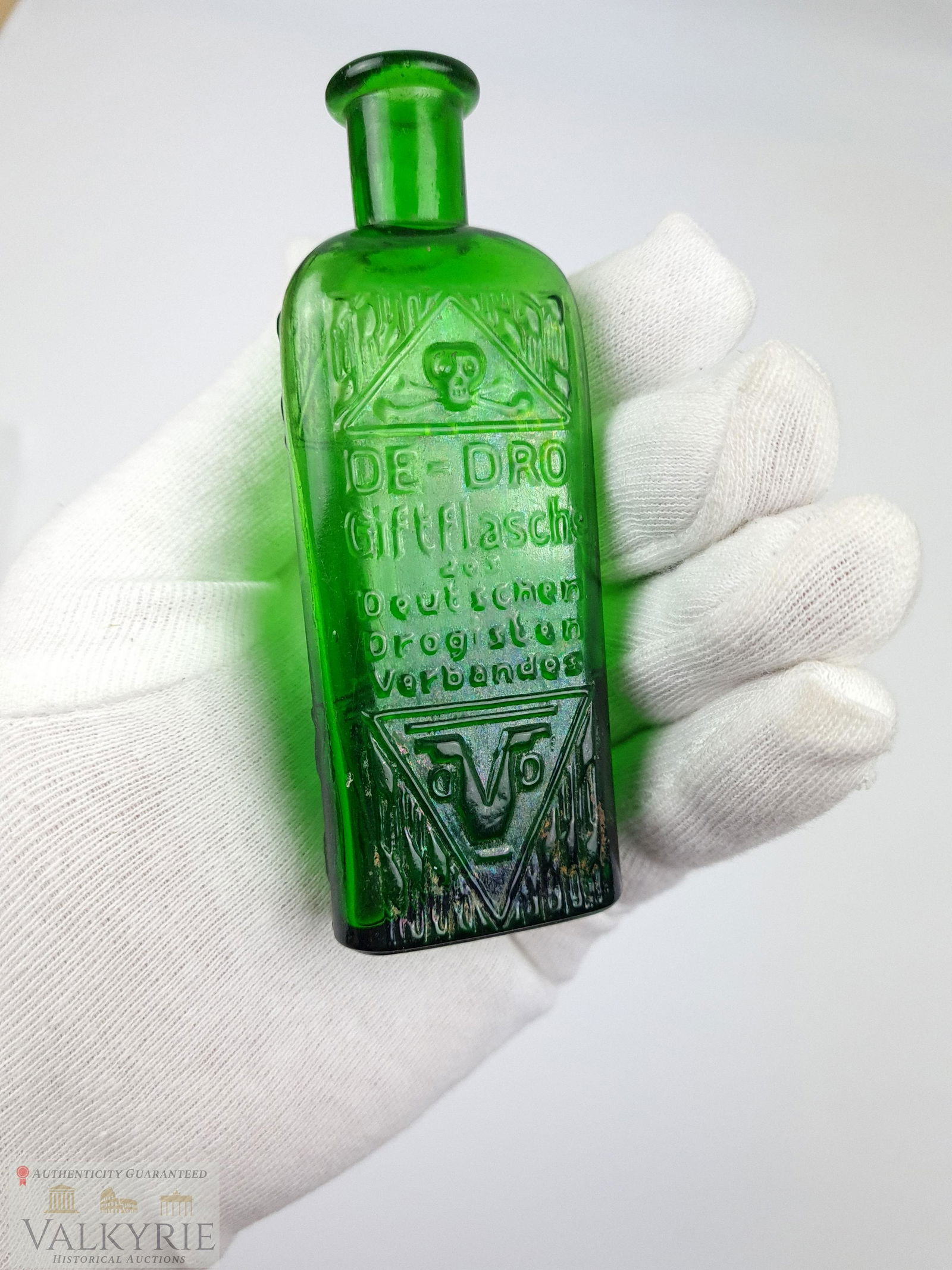 Very Rare Green Glass Bottle of Poison Small Version - III Reich Era: Very rare green glass bottle of posion in perfect condition produced during III Reich period. We can see in relief the skull and bones that indicates it's life threatening when anybody drinks and the