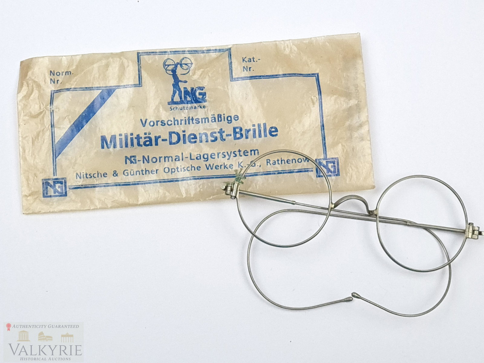 Pair of Military Service Googles of the Wehrmacht with Original Wrapping Bag: Pair of mint condition military service googles of the Wehrmacht with the original wrapping bag of the manufacturer "Nitsche & GÃ¼nther Optische Werke K.-G. Rathenow". Excellent condition. *********