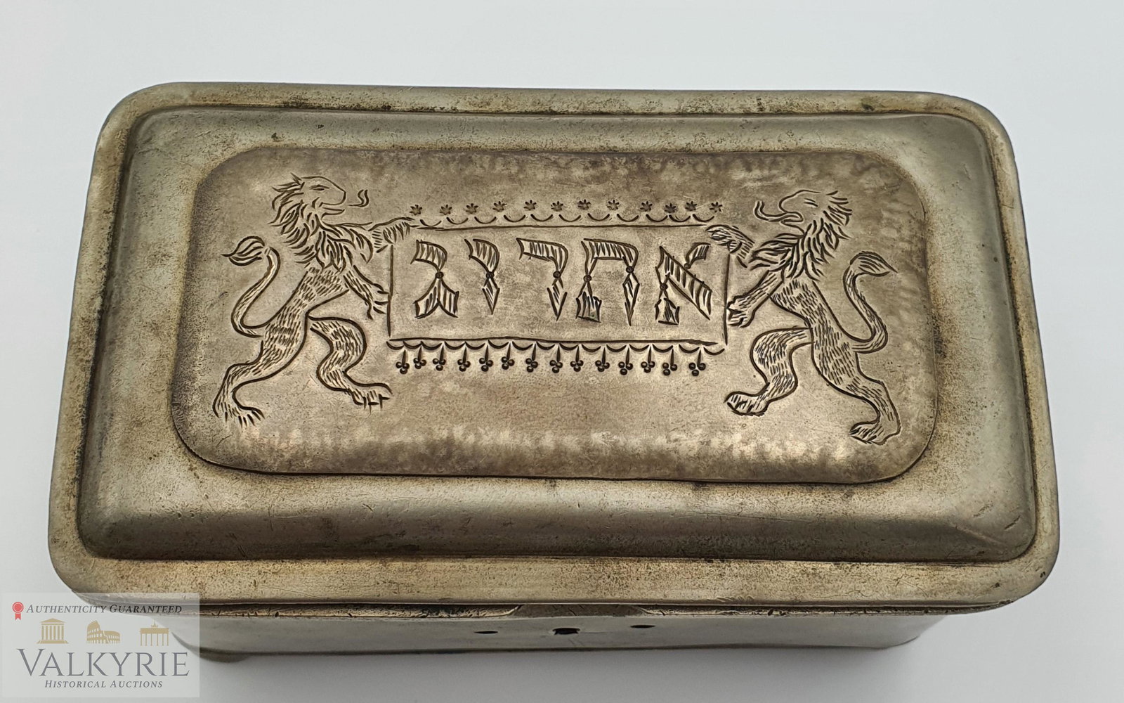 Judaica - Etrog Container Made in the Factory of Fryderyk Vollmer - Warsaw: Etrog container made in the factory of Fryderyk Vollmer operating in the years 1843-1845 in Warsaw, plater.Signature on the basis of.Hand-engraved inscription in Hebrew and hand-engraved lions.Dimensi
