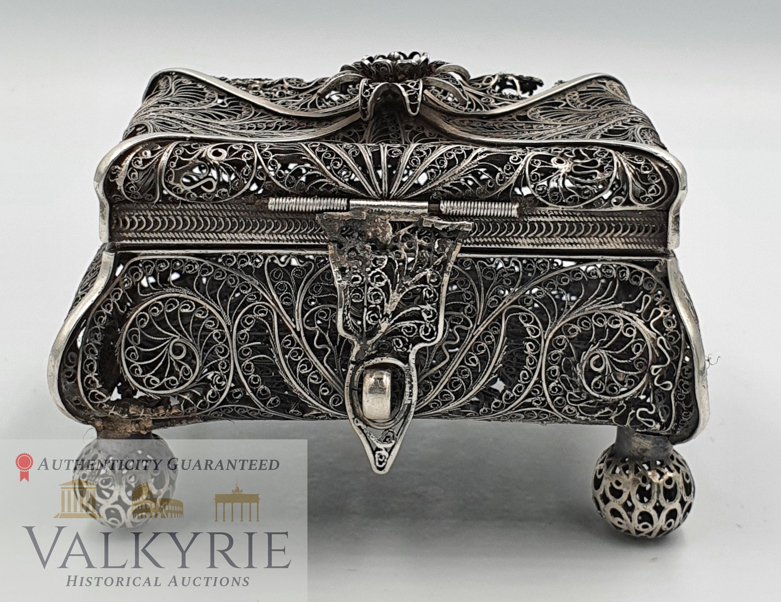 Judaica - Silver Casket- Shaped Balsam Tin Box - XIX century in Russia: Casket-shaped balsam tin, trunk Made of 91 goldsmithsIn the 948/1000 metric system.Made in the 50s of the nineteenth century in Russia, signed, entirely handmade, manually inserted filigree.Dimensions