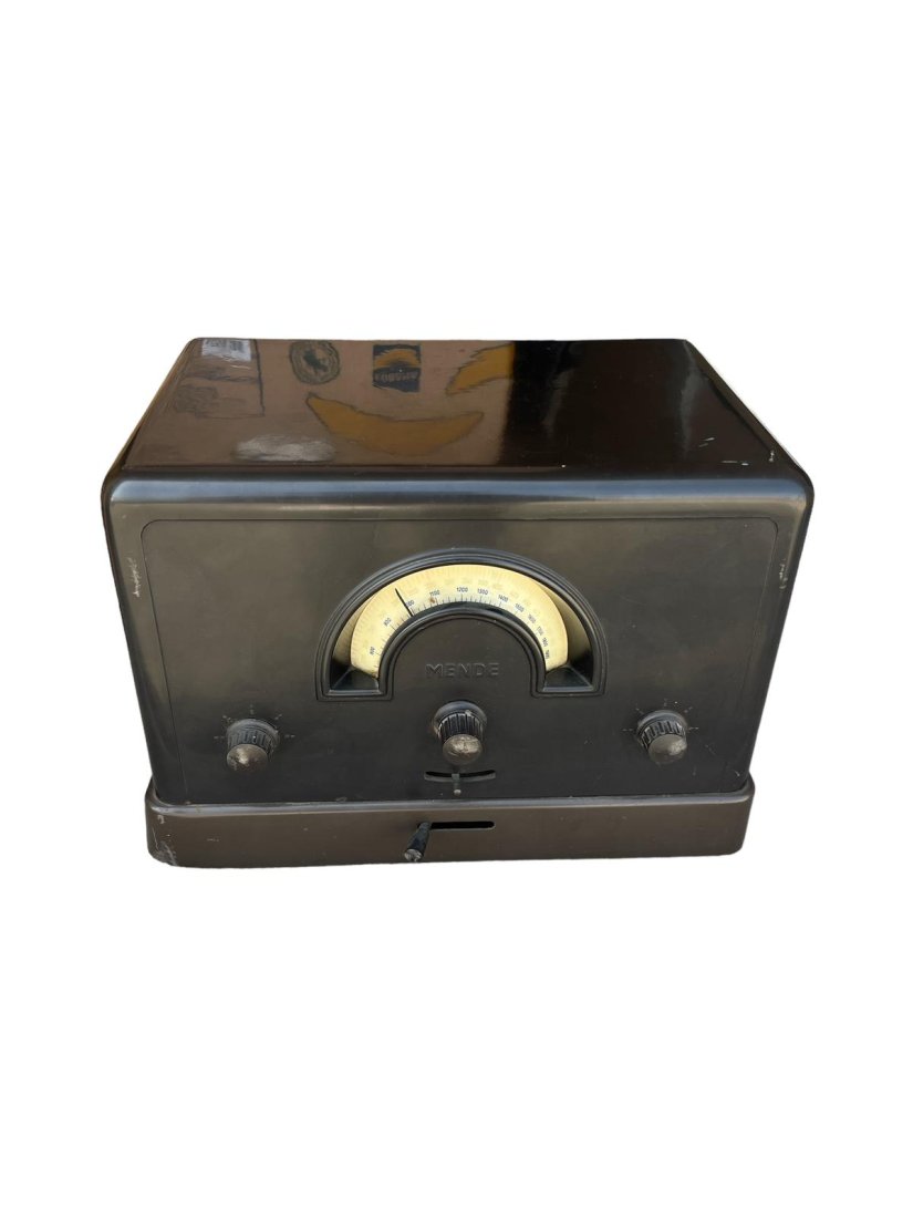 Old German Radio Device From the Early 30s - Manufacturer: Mende. Model: 169W. (1 of 5)