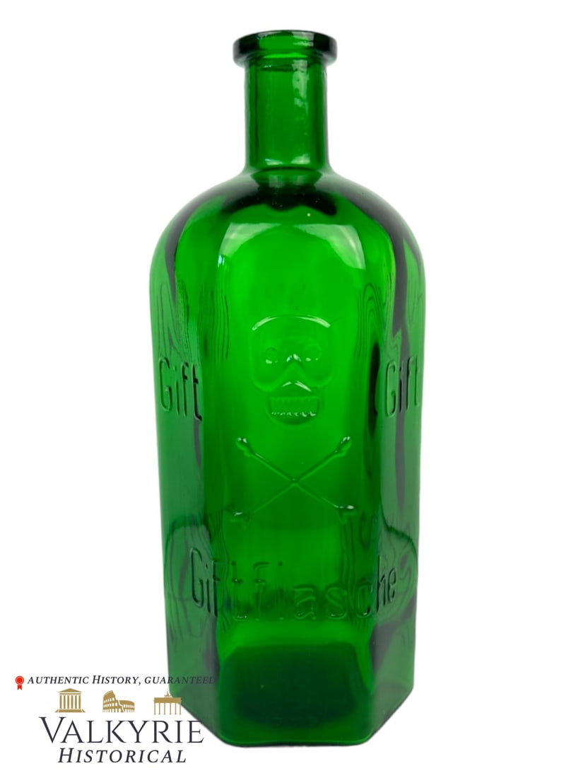 Old German Glass Bottle for Poison "Giftflasche" of 1 Litre - Empty: Old German Glass Bottle for Poison "Giftflasche" of 1 Litre - Empty. With the skull representing poison in relief. III Reich period. Shipping from our office in Europe.
