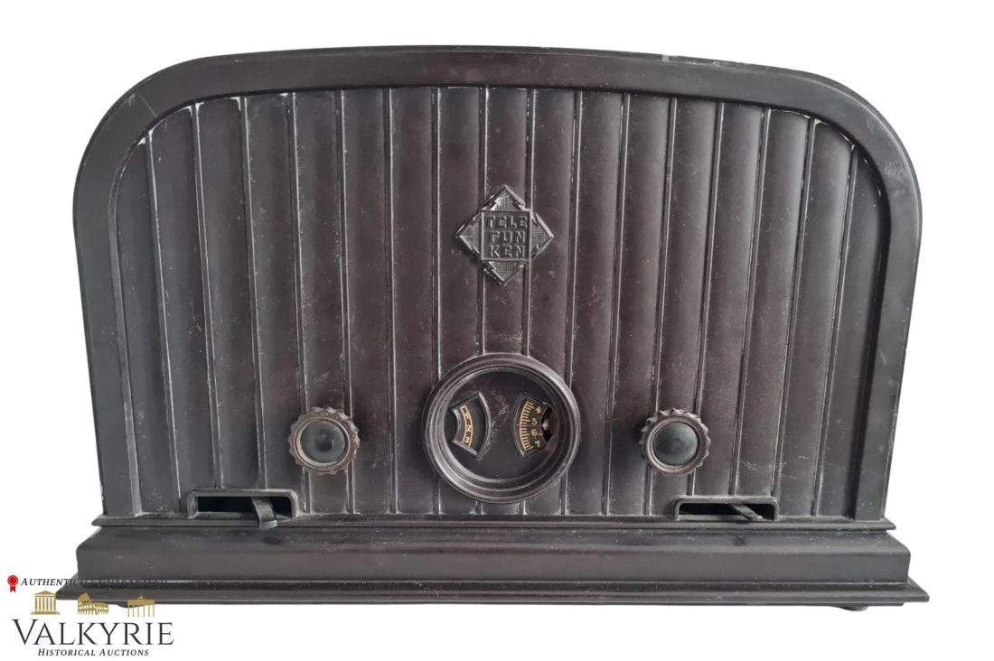 Old German Radio Device From the Early 30s - Manufacturer: Telefunken- Model: T340 Katzenkopf: Old German Radio Device From the Early 30s. Manufacturer: Telefunken. Model: T340 (Katzenkopf).Country of production: Germany.Year of production: 1931-32.Dimensions: width x height x depth: 405 x 245 