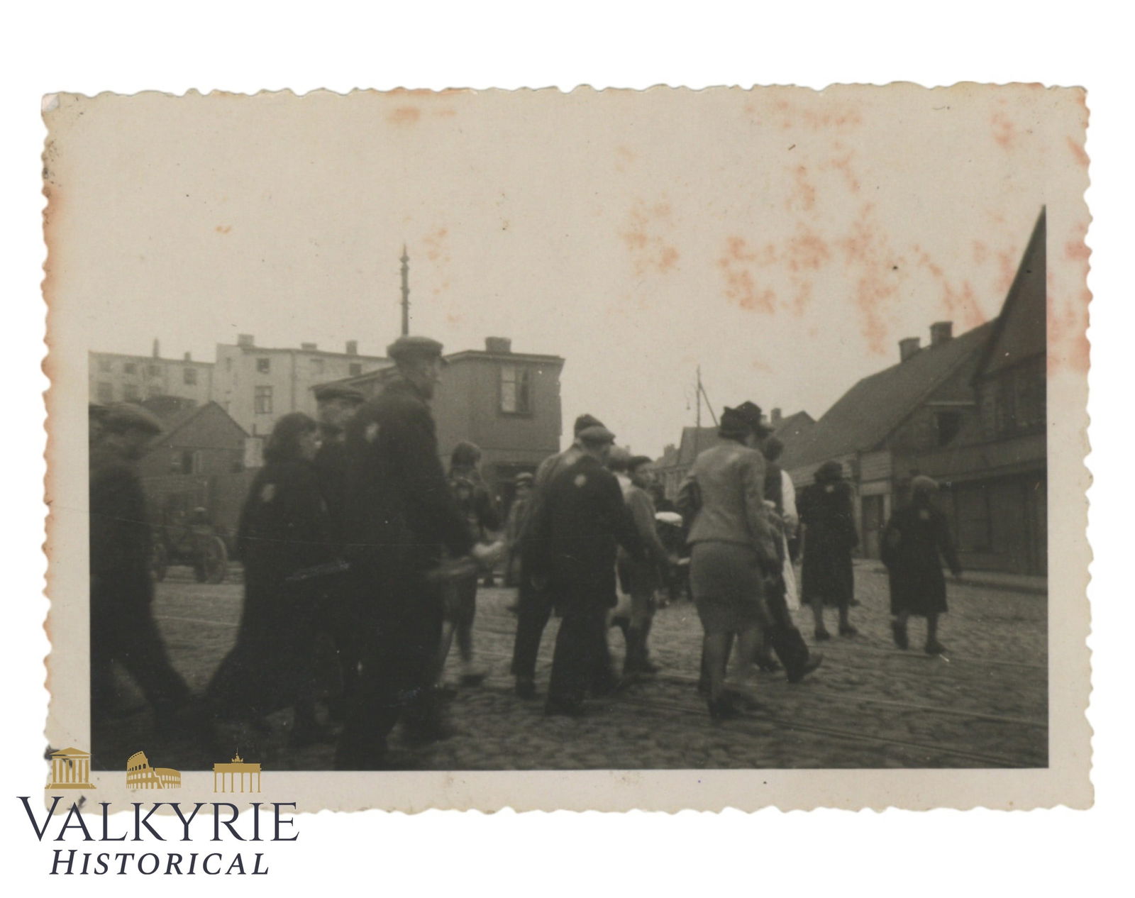 III Reich Period Photo Showing a Group of Polish Jews in the Ghetto of Litzmannstadt With Stars: III Reich Period Photo Showing a Group of Polish Jews in the Ghetto of Litzmannstadt Wearing Stars of David on their clothes. On the reverse it's described. Size: 9x6cm All items for this auction will