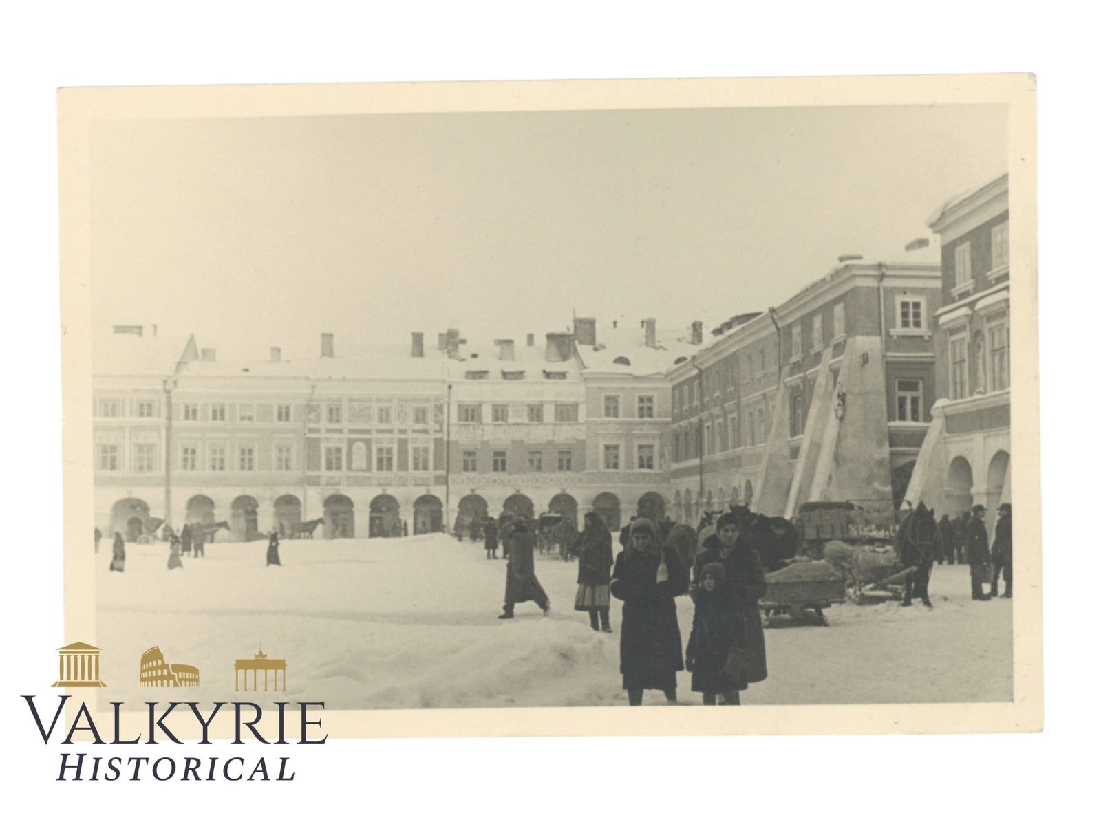 3 Reich Period Photo of Jews in the City of Zamosc 1940: Inedit III Reich period photo of some Jews wearing David Star armbands in the occupied Polish city of Zamosc, in a main square during winter. Photo is described on the reverse: "Jews in Zamosc. March