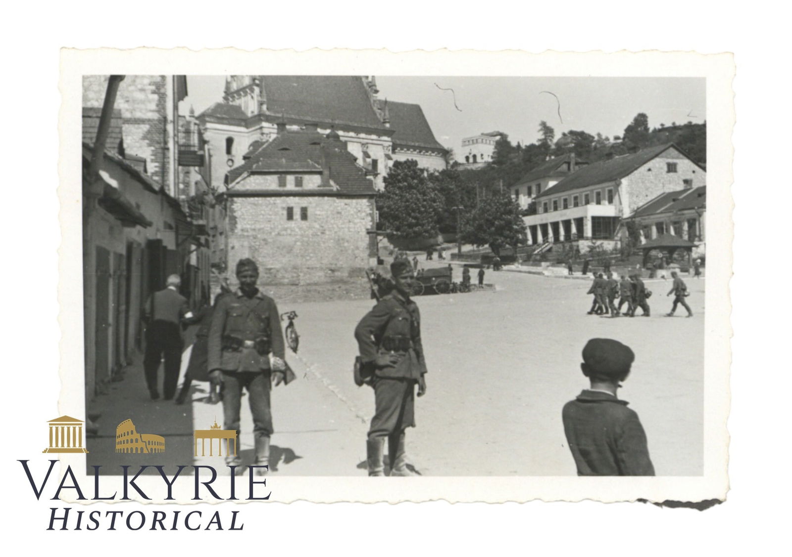 Private Taken Photo of German Soldiers in Occupied Poland in Jewish Ghetto in Kazimierz Dolny: Private Taken Photo of German Soldiers in Occupied Poland in Jewish Ghetto in Kazimierz Dolny. On the reverse it says "Kazimierz"but for sure this is Kazimierz Dolny on Vistula.Size: 10,5x7cm All item